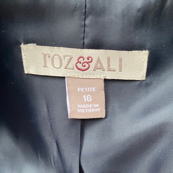 Roz & Ali, Navy blazer suit jacket ‼️HAS MATCHING PANTS‼️, size 16P - Picture 3 of 6